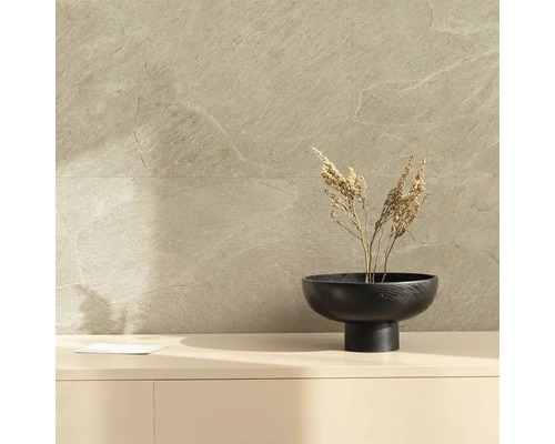 Plăci de perete cu aspect de piatră în spatele bufetului cu decorațiuni