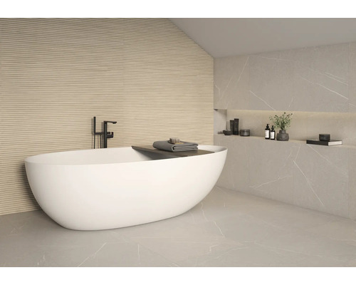 Baie modernă cu cadă independentă și plăci de perete