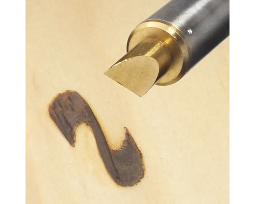 Aparat de pirogravat creând o linie întunecată pe lemn