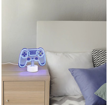Lampă decorativă Game Over în formă de controller de joc pe o noptieră în dormitor.