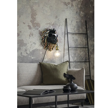 Lampa de perete în formă de cap de leu cu ochelari de soare și decorațiuni în camera de zi