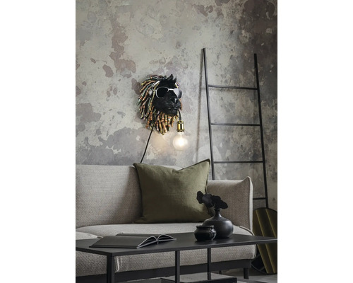 Lampa de perete în formă de cap de leu cu ochelari de soare și decorațiuni în camera de zi