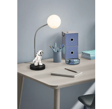 Scenă decorativă de masă cu lampă, figurină astronaut, suport pentru pixuri, blocnotes și cutii de depozitare