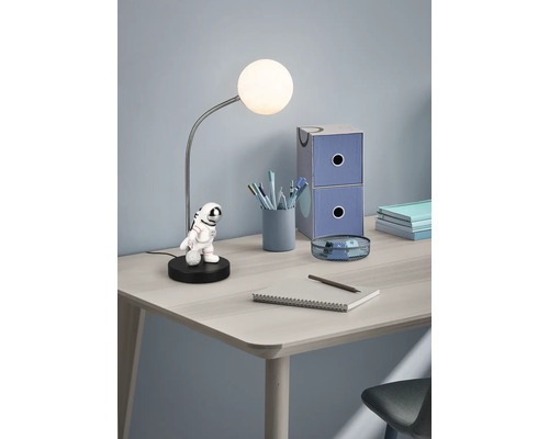Scenă decorativă de masă cu lampă, figurină astronaut, suport pentru pixuri, blocnotes și cutii de depozitare