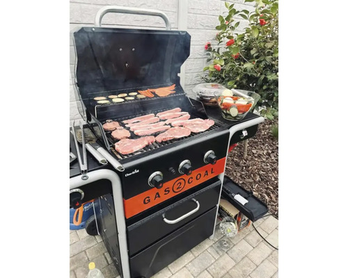 Grătar pe gaz cu carne și legume pe grătar în grădină.