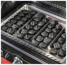 Grătar cu cărbune într-un suport pentru cărbune