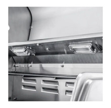 Interiorul unui grătar cu iluminare