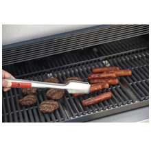 Grătar cu hamburgeri, cârnați și clește pentru grătar