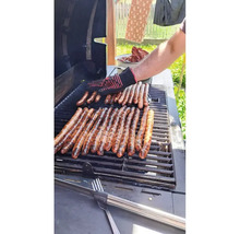 Grătar cu cârnați pe un grătar