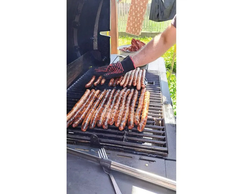 Grătar cu cârnați pe un grătar