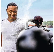 Bărbat folosind grătar sferic cu termometru și regulator de aer în aer liber