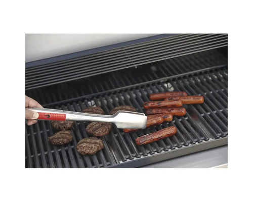 Grătar cu cârnați, hamburgeri și clește pentru grătar