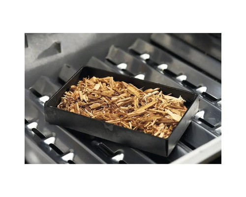 Cutie de afumare cu lemn de afumat pe un grătar