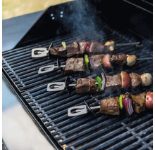 Trei frigărui cu carne și legume pe un grătar