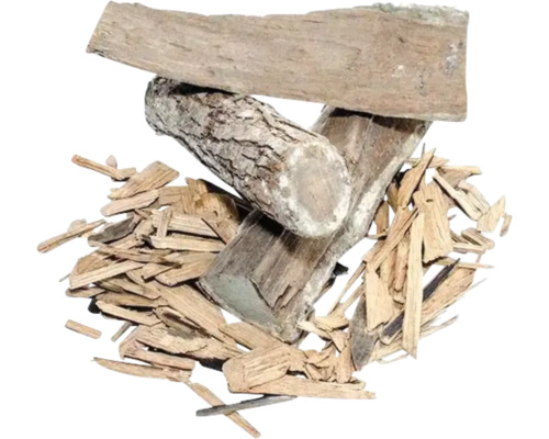 Stivă de bucăți de lemn și așchii