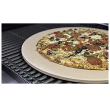 Pizza pe o piatră pentru pizza pe un grătar