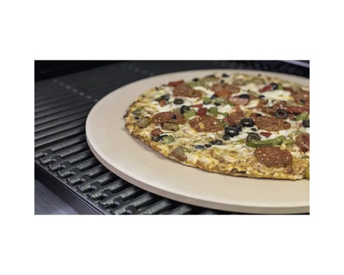 Pizza pe o piatră pentru pizza pe un grătar