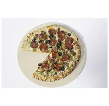 Pizza cu salam, măsline și legume pe piatră de pizza.