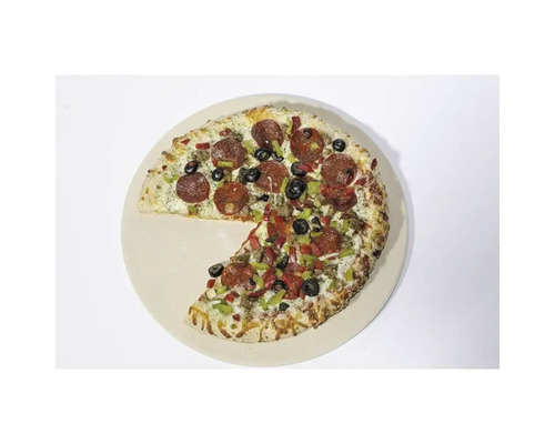 Pizza cu salam, măsline și legume pe piatră de pizza.