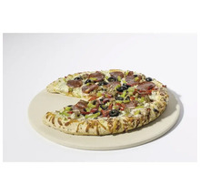 Pizza cu salam, măsline și legume pe o piatră pentru pizza