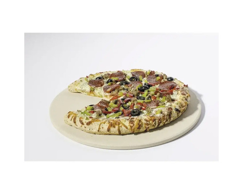 Pizza cu salam, măsline și legume pe o piatră pentru pizza