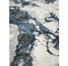 Prim-plan cu un covor cu model abstract