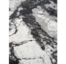 Prim-plan cu un covor cu model abstract