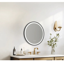 Baie modernă cu oglindă rotundă cu iluminare LED deasupra unei chiuvete