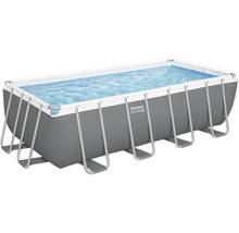 Piscină dreptunghiulară cu cadru de oțel Bestway umplută cu apă.