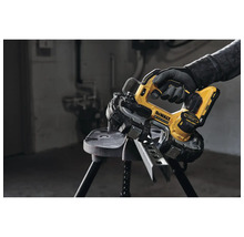 Fierăstrău cu bandă portabil DeWalt utilizat pe un trepied