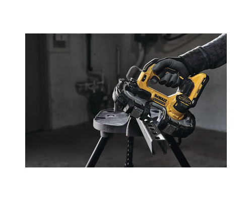 Fierăstrău cu bandă portabil DeWalt utilizat pe un trepied