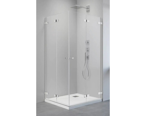 Cabină de duș modernă cu pereți de sticlă și feronerie argintie