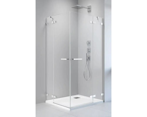 Cabină de duș pe colț cu pereți din sticlă transparentă și cadă de duș plată.