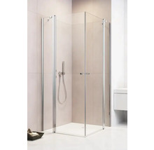 Cabină de duș cu pereți din sticlă transparentă și rame argintii în baie