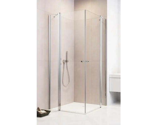 Cabină de duș pe colț cu pereți din sticlă transparentă și rame argintii