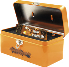 Cutie de scule portocalie deschisă cu card