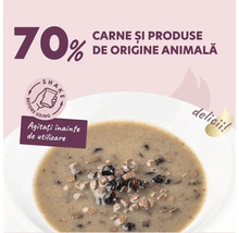 Un bol cu hrană pentru animale de companie, care conține 70% carne și produse de origine animală.