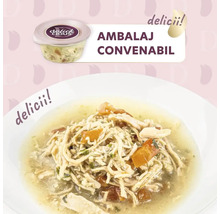 Supă de pui într-un bol alb și ambalaj convenabil