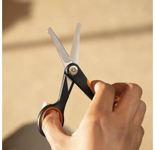 Mână ținând foarfece de păr pentru animale cu vârfuri rotunjite