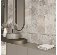 Design baie cu lavoar, oglindă, prosop și faianță