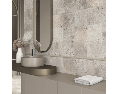 Design baie cu lavoar, oglindă, prosop și faianță