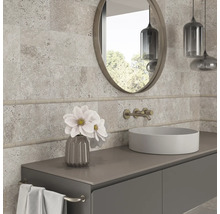 Baie modernă cu lavoar, oglindă şi faianţă cu aspect de piatră naturală