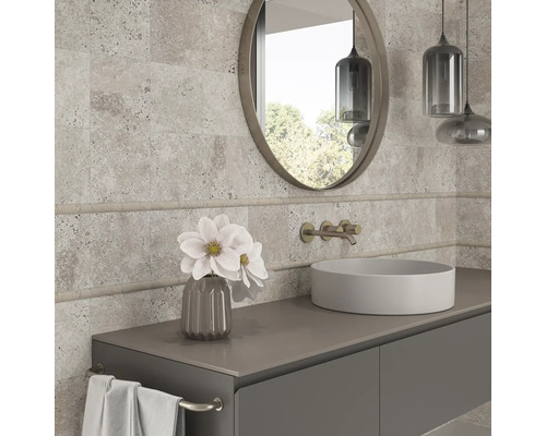 Baie modernă cu lavoar, oglindă şi faianţă cu aspect de piatră naturală