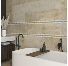 Baie cu cadă, chiuvetă și faianță bej pe pereți