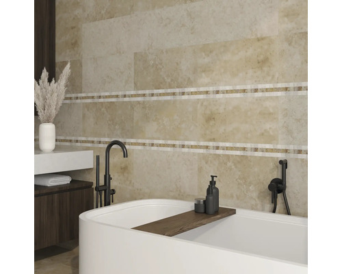 Baie cu cadă, chiuvetă și faianță bej pe pereți