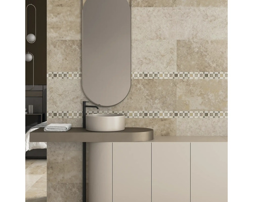 Faianță bej pentru baie cu oglindă și chiuvetă