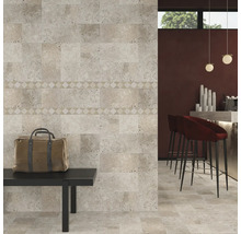 Interior cu plăci de travertin pe perete și podea, bordură decorativă și bancă