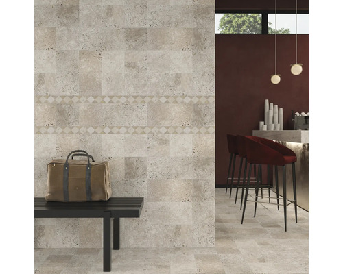 Interior cu plăci de travertin pe perete și podea, bordură decorativă și bancă