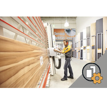 Bărbat care operează un fierăstrău vertical pentru tăierea panourilor din lemn la dimensiune în magazinul Hornbach