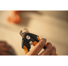 Unghieră pentru animale de companie cu logo Fiskars în mână